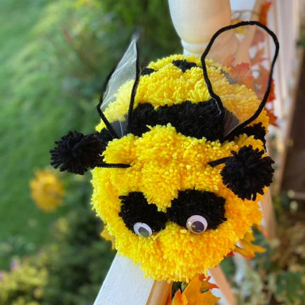 AnnemaWreaths Custom Bumble Bee Wreath